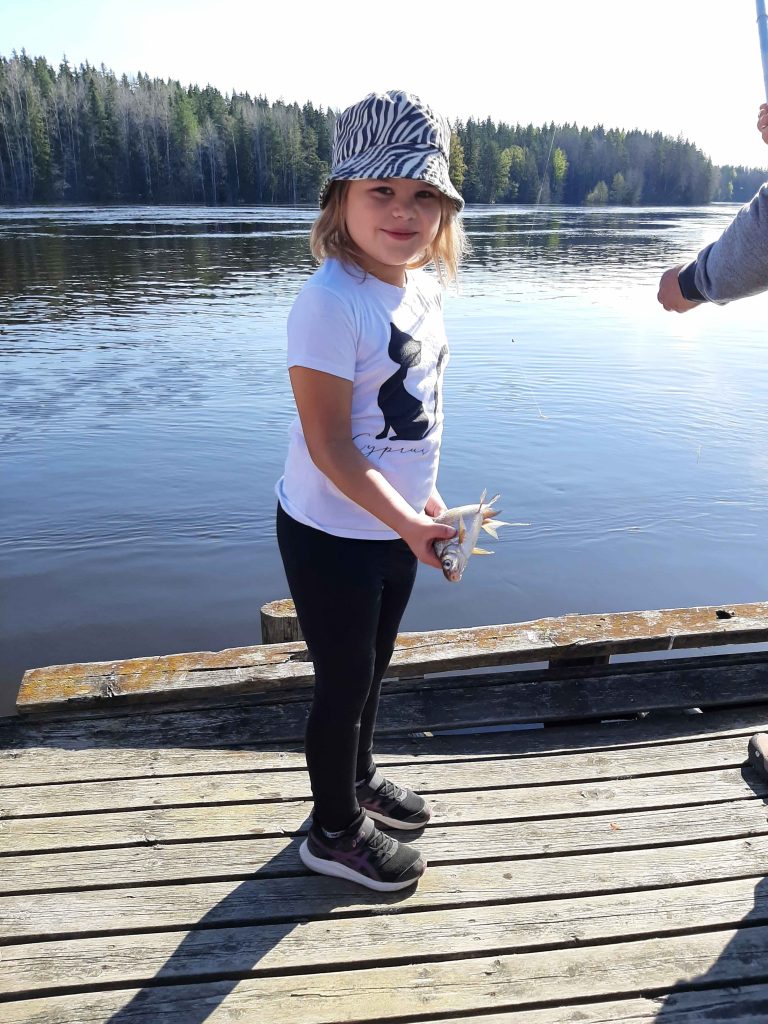 Lapset kalassa Korialla Lapset kalassa Korialla
